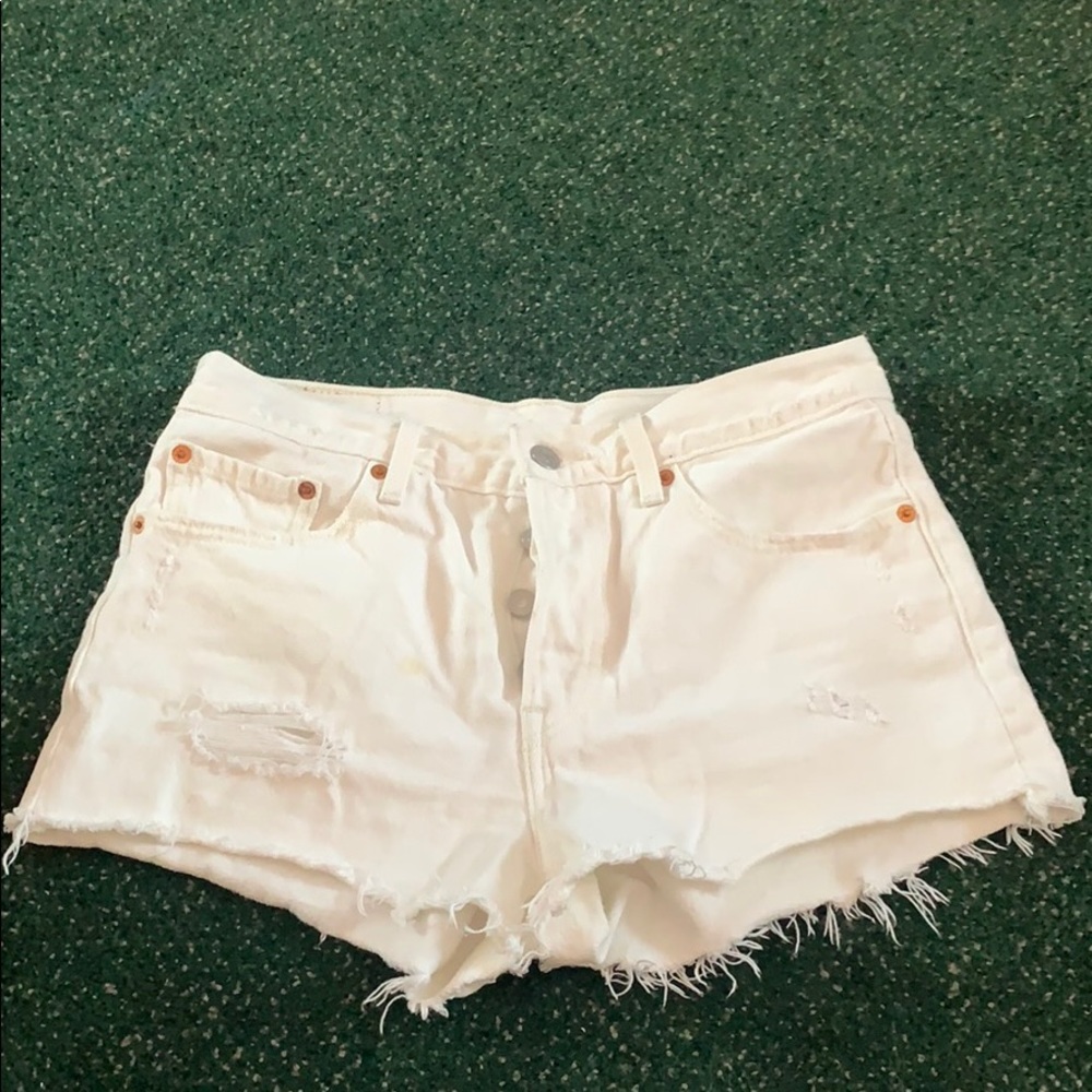 White Levi’s Shorts